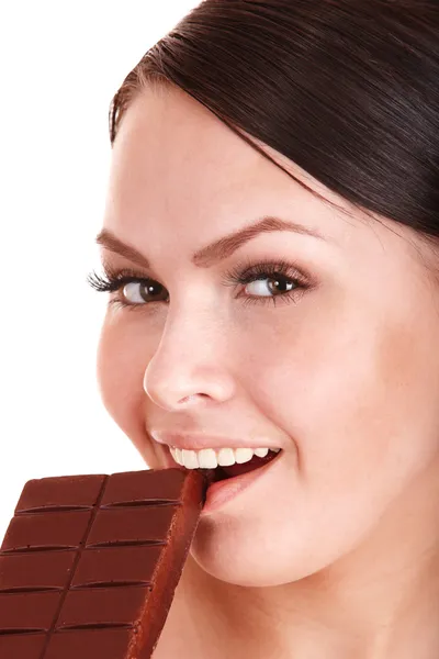 Vacker flicka bita chokladkaka. — Stockfoto
