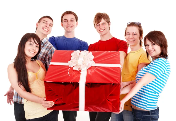 Группа с большой красной коробкой подарков . — стоковое фото