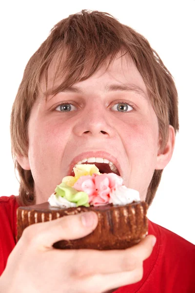Jonge man eten chocolade taart. — Stockfoto