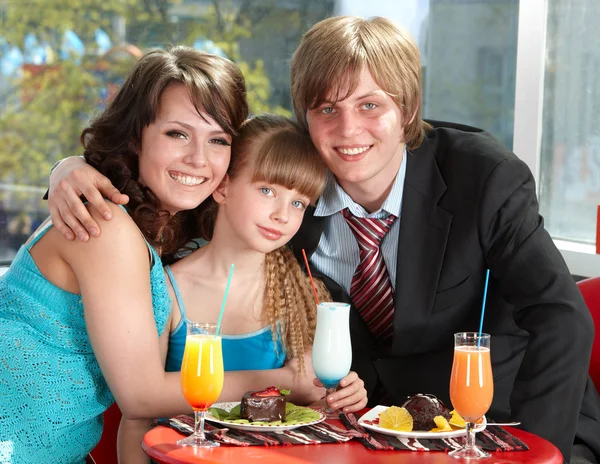 Glückliche Familie mit Kind im Café. — Stockfoto