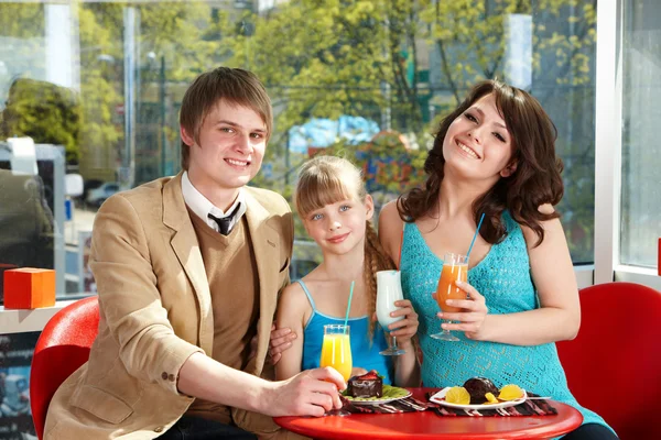 Gelukkige familie met kind in café. — Stockfoto