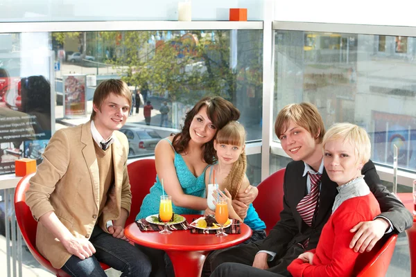 Glückliche Familie mit Kind im Café. — Stockfoto