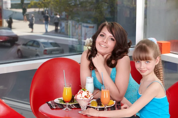 Happy mother and daughter in restaurant. — Stock Photo, Image