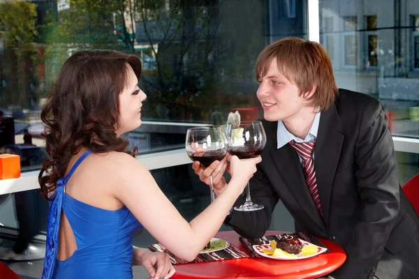 Couple sur la date au restaurant . — Photo