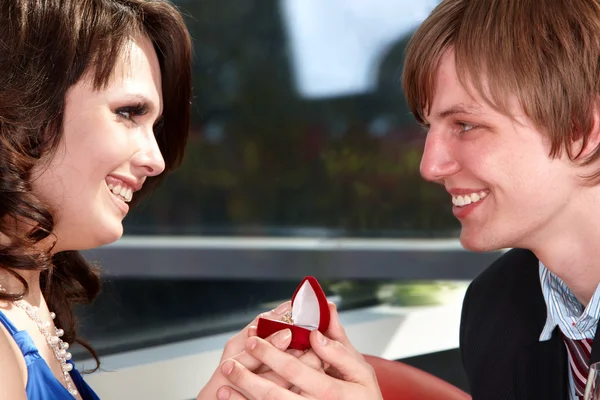 Homem propõe casamento com menina bonita . — Fotografia de Stock