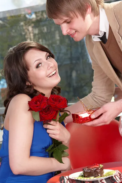 Człowiek proponuje małżeństwo z piękna dziewczyna. — Zdjęcie stockowe