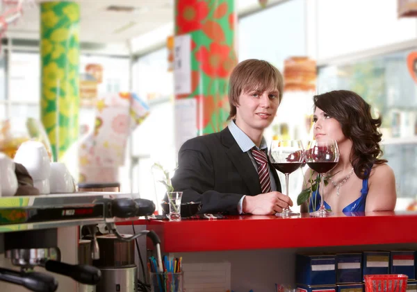 Pareja en la fecha en el restaurante . — Foto de Stock