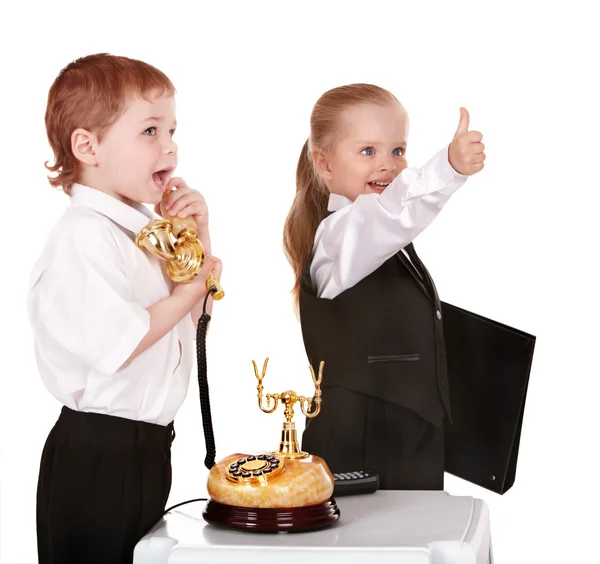Barn i kostym med telefon. — Stockfoto