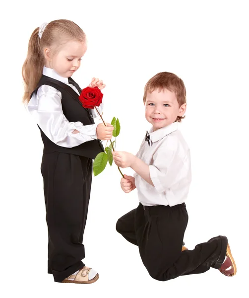 Τα παιδιά στο επαγγελματικό κοστούμι με τριαντάφυλλο. — Φωτογραφία Αρχείου