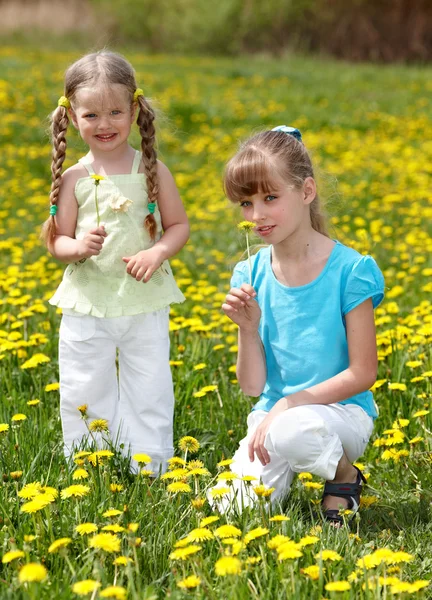 Dzieci w polu kwiat. — Zdjęcie stockowe
