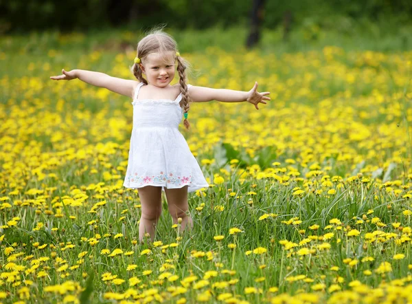 花の草の上の少女. — ストック写真