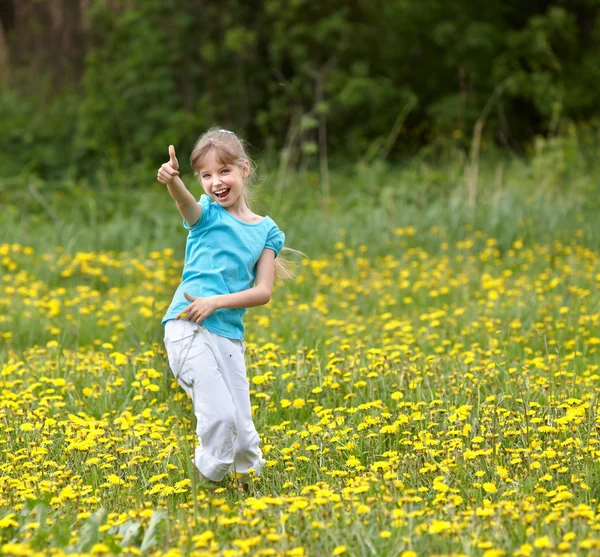 Счастливый ребенок показывает большие пальцы на поле . — стоковое фото