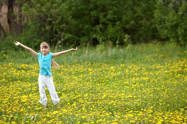 아이를 손으로 풀밭에. — 스톡 사진