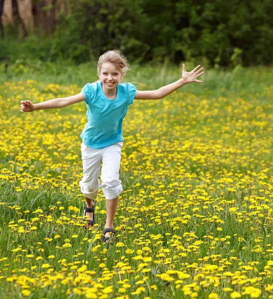 Lyckligt barn körs i fältet. — Stockfoto