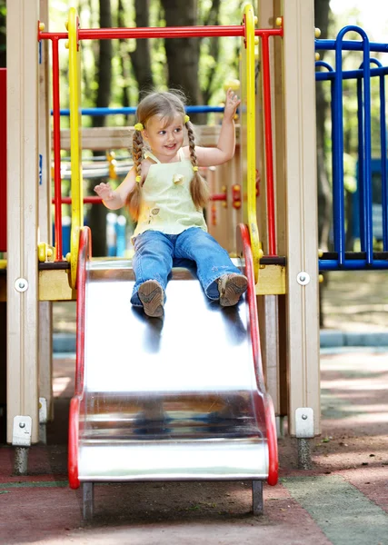 Criança no slide ao ar livre no parque . — Fotografia de Stock