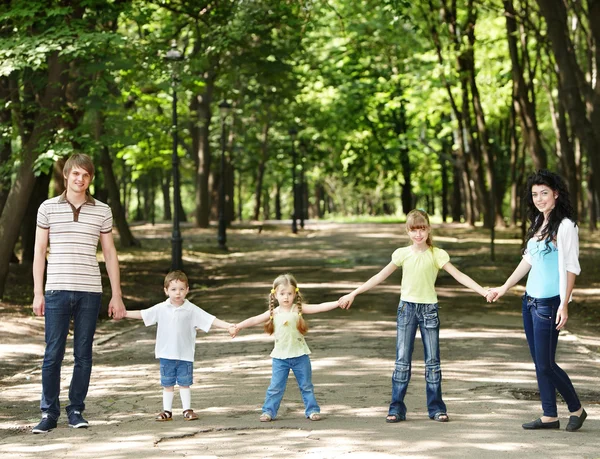 Família com três filhos ao ar livre . — Fotografia de Stock