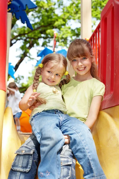 Dzieci na zewnątrz slajdu w parku. — Zdjęcie stockowe