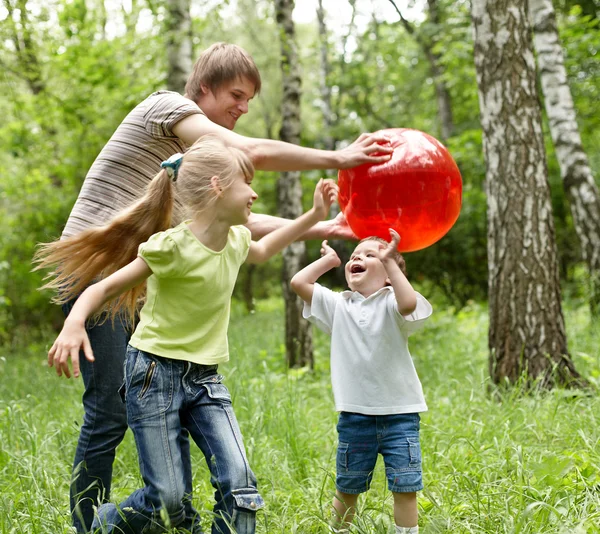 Εξωτερική ευτυχισμένη οικογένεια plaing μπάλα . — Φωτογραφία Αρχείου