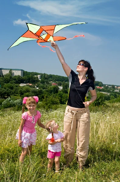 幸福的家庭和儿童风筝. — 图库照片