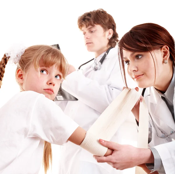 Gruppenarzt behandelt glückliches Kind. Erste Hilfe. — Stockfoto