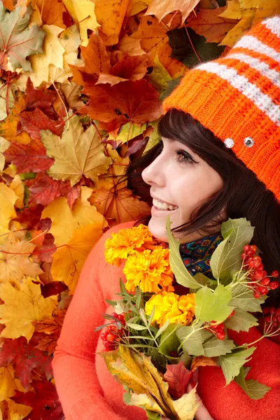 Fille en automne chapeau orange, groupe de feuilles, fleur . — Photo