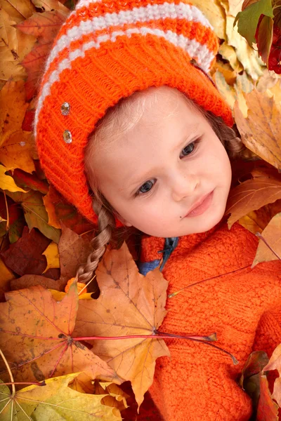 Menina criança no outono folha de laranja . — Fotografia de Stock