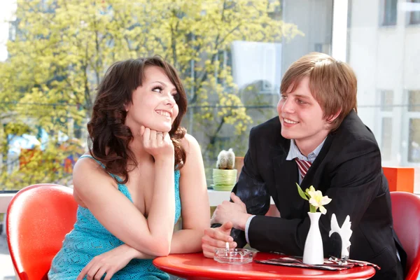 Paar verabredet sich in Restaurant. — Stockfoto