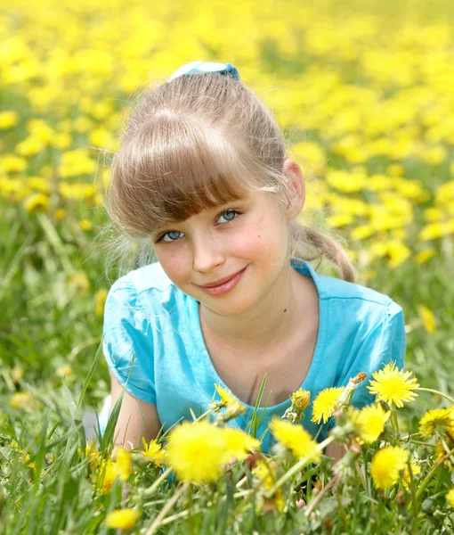 Маленькая девочка лежит на траве в цвету . — стоковое фото