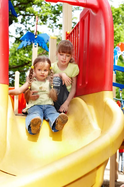 Crianças no slide ao ar livre no parque . — Fotografia de Stock