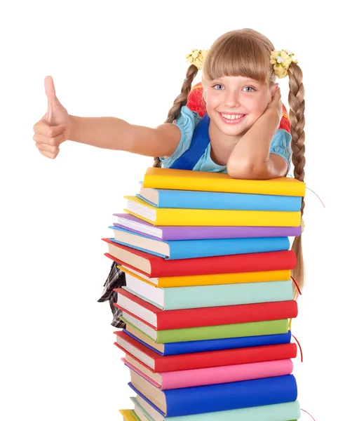 Школьница с грудой книг и показывая большой палец вверх . — стоковое фото