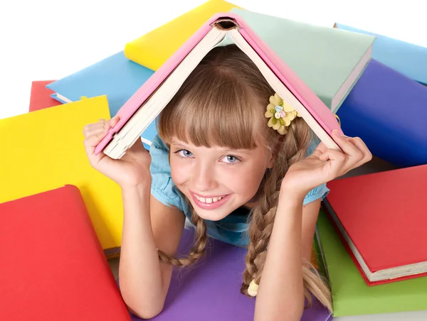 Kind met stapel boeken op hoofd. — Stockfoto