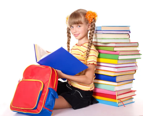 Schülerin mit Rucksack liest Stapel von Büchern. — Stockfoto