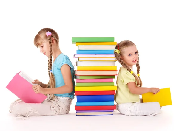 Enfants lisant une pile de livres . — Photo