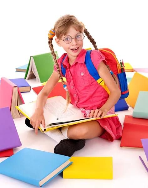 Kind in Brille liest Bücherstapel. — Stockfoto