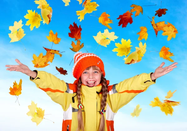 Enfant en automne chapeau orange tenant feuilles . — Photo