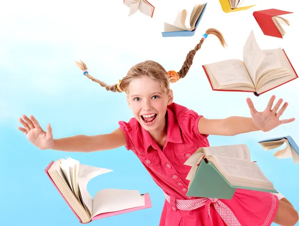 Школярка тримає купу книг . — стокове фото