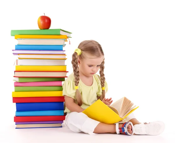 Niño sentado en un montón de libros . Imagen De Stock