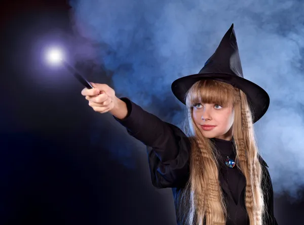 Menina de chapéu de bruxa com varinha mágica — Fotografia de Stock