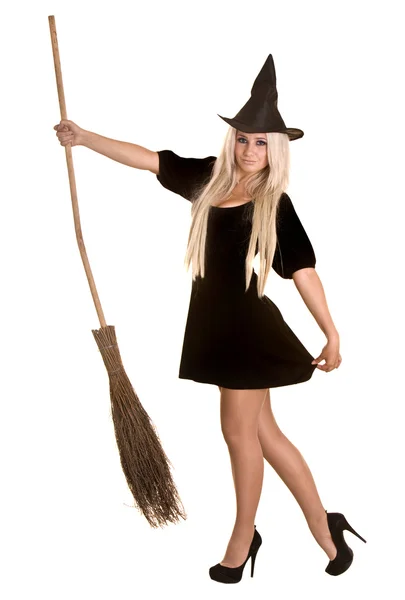 Halloween bruxa loira em vestido preto e chapéu com vassoura . — Fotografia de Stock