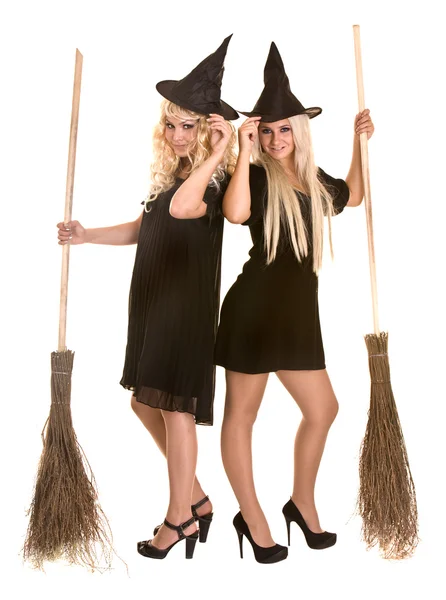 Halloween sorcière blonde en robe noire et chapeau sur balai . — Photo