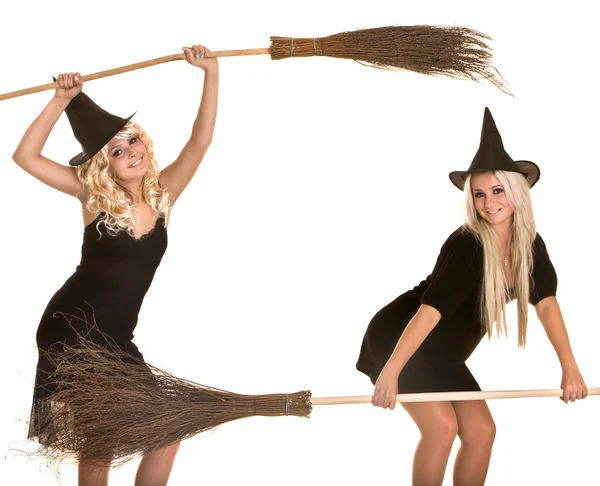万圣节女巫金发女郎在黑色的衣服、 帽子、 扫帚横幅. — 图库照片