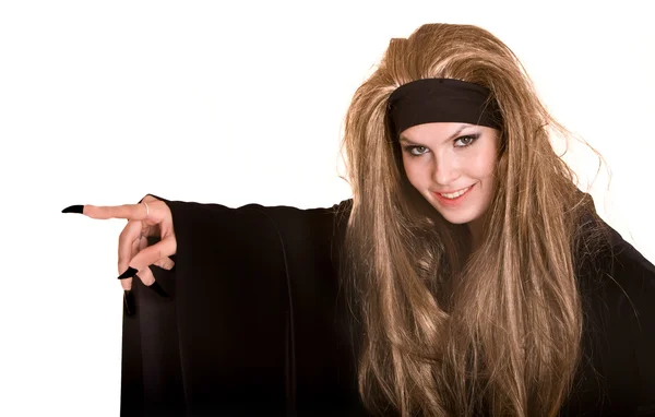 Witch in zwarte jurk en lange haren. — Stockfoto