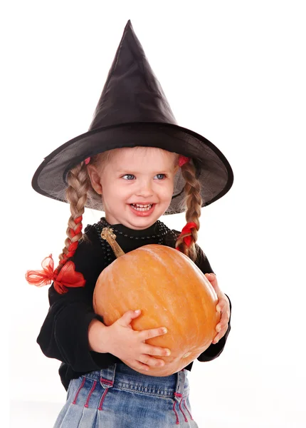 Enfant fille en costume Halloween sorcière avec citrouille, balai . — Photo
