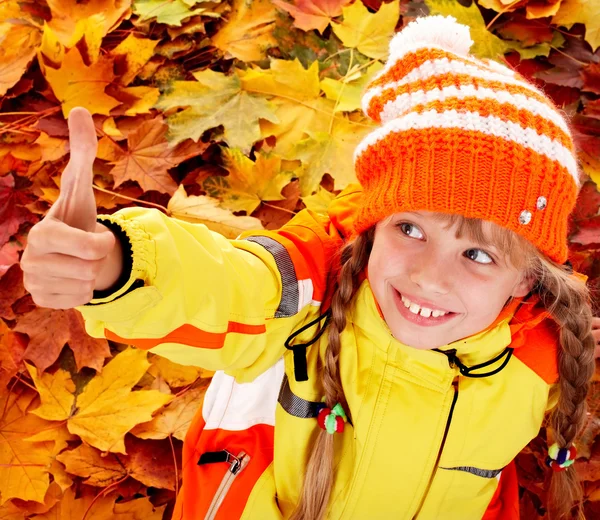 Dívka v podzimní oranžová čepice s palcem nahoru. — Stock fotografie