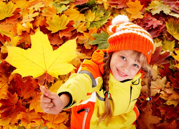 Ребёнок в осенних листьях апельсина . — стоковое фото