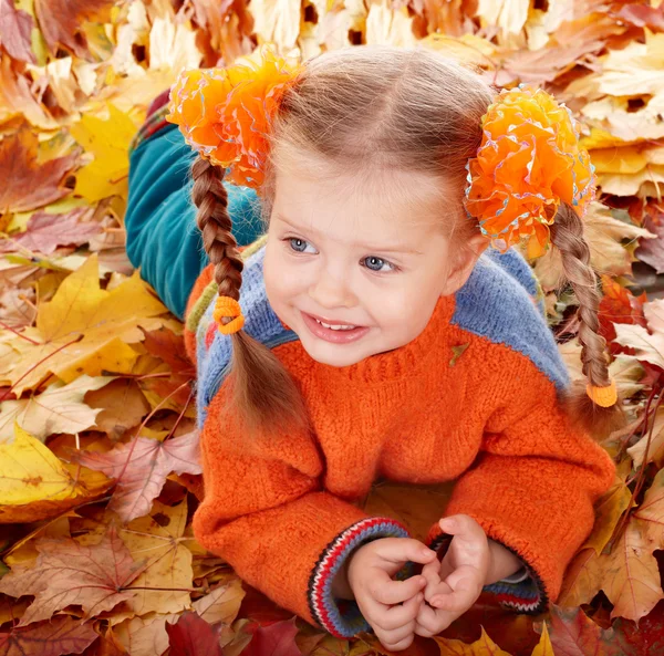 Meisje kind in oranje Herfstbladeren. — Stockfoto
