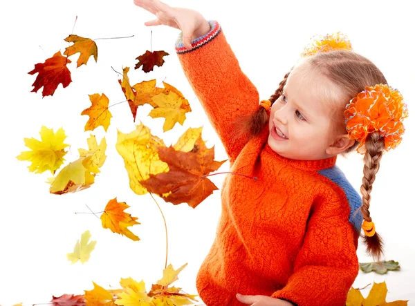 Meisje kind in oranje herfstbladeren. daling van de verkoop. — Stockfoto