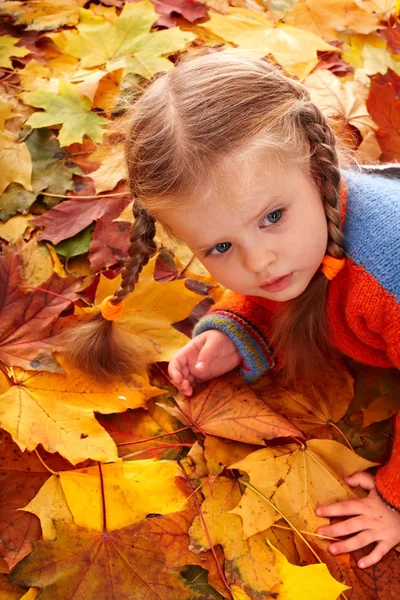 Dziewczyna w jesień liści pomarańczy. odkryty. — Zdjęcie stockowe