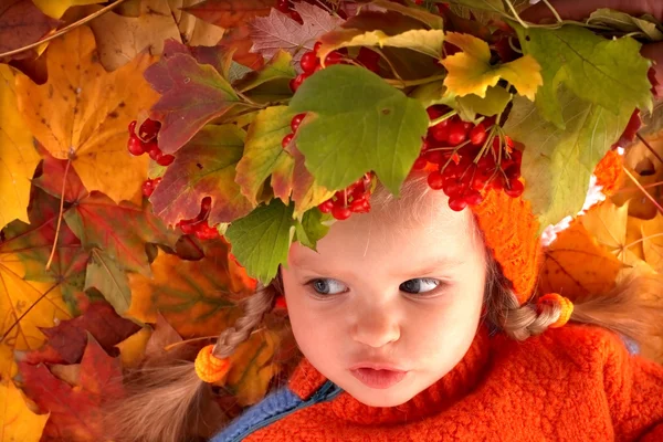 Fille en feuilles d'automne orange. Extérieur . — Photo