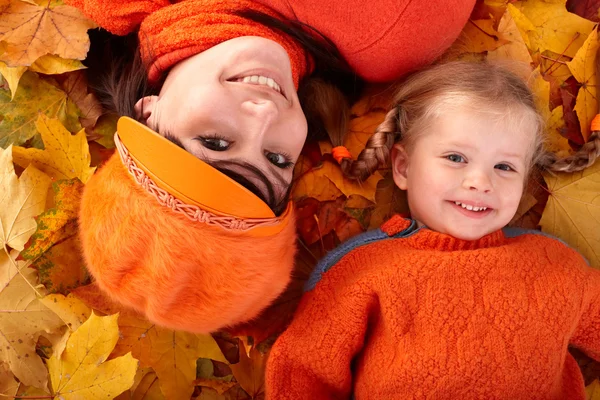 Mutlu bir aile ile çocuk sonbahar turuncu yaprak üzerinde. — Stok fotoğraf